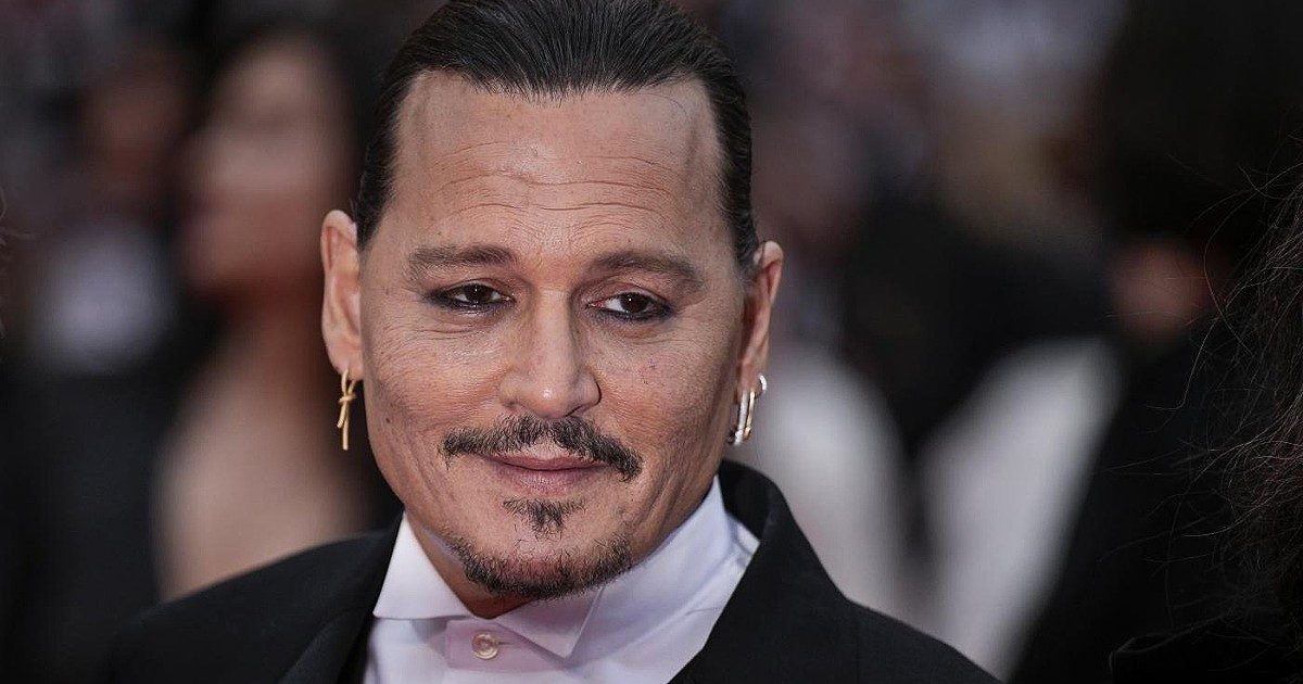 Johnny Depp recita in francese e sorprende nei panni di Luigi XV nella brutta operetta sfarzosa che ha aperto il Festival di Cannes