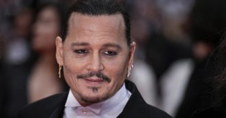 Copertina di Johnny Depp recita in francese e sorprende nei panni di Luigi XV nella brutta operetta sfarzosa che ha aperto il Festival di Cannes