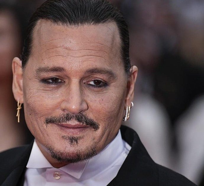 Johnny Depp “spavaldo” a Cannes: “Di Hollywood non ho bisogno”. Poi parla di Amber Heard