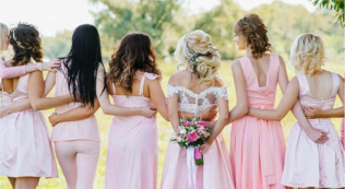 Copertina di “La mia damigella d’onore ha rovinato l’addio al nubilato parlando della sua malattia, ero infuriata… Ora ho capito”: il racconto su Reddit