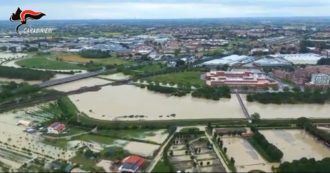 Copertina di Alluvione in Emilia-Romagna, i carabinieri sorvolano le zone colpite: il video dall’alto degli allagamenti