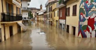 Copertina di Faenza il centro storico è sommerso: un fiume scorre per le vie della città. Le immagini a pelo dell’acqua