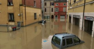Copertina di Il centro di Faenza sommerso: “Alluvione mai vista, in 10 minuti l’acqua era al primo piano”. Manca l’elettricità, difficile chiamare i soccorsi