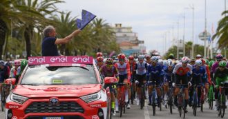Copertina di Giro d’Italia 2023, il via alla tappa con una bandiera nerazzurra per celebrare l’Inter