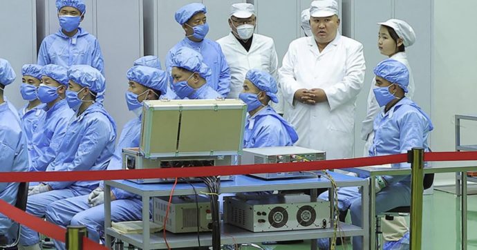 Kim Jong-Un ispeziona con la figlia il primo satellite spia della Corea del Nord. “Utilizzerà tecnologia vietata”