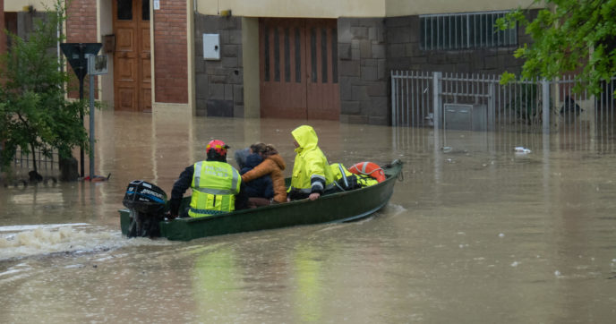 Copertina di Alluvioni, l’emergenza è la crisi climatica: il Fatto di domani 18 maggio