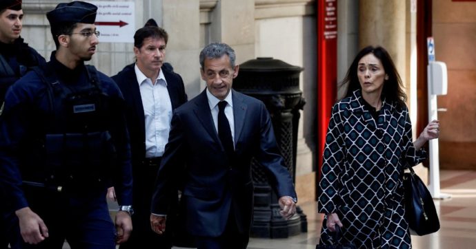 Corruzione e abuso d’ufficio: 3 anni a Sarko. Braccialetto elettronico all’ex capo di Stato