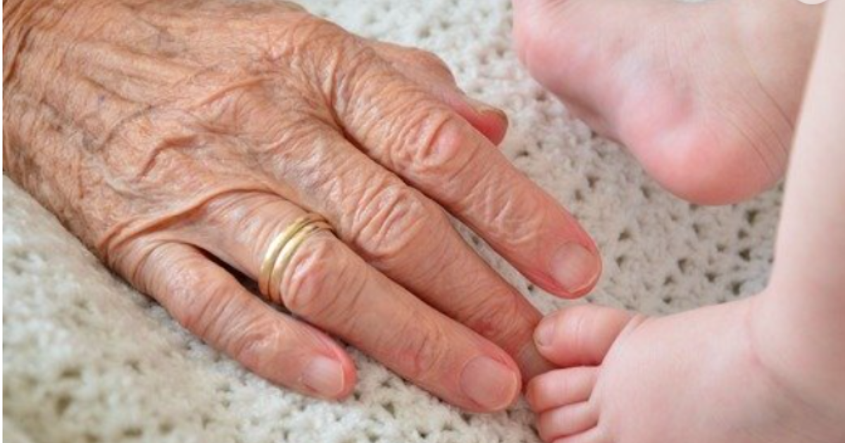 “Mia figlia mi chiama continuamente per badare a mio nipote e se dico no, sostiene che sono una nonna cattiva”: lo sfogo dell’80enne Philippa Perry sul Guardian