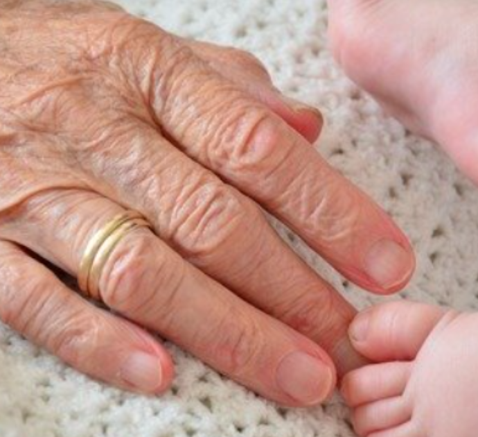 “Mia figlia mi chiama continuamente per badare a mio nipote e se dico no, sostiene che sono una nonna cattiva”: lo sfogo dell’80enne Philippa Perry sul Guardian