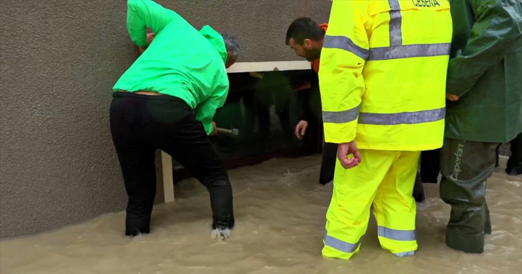 Alluvione in Romagna, il salvataggio di uomo intrappolato in un seminterrato a Cesena: soccorritori rompono vetro a martellate