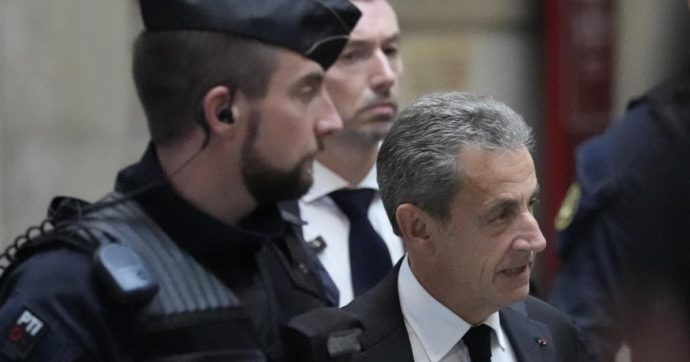 Sarkozy condannato a tre anni, uno da scontare col braccialetto elettronico. Ma la pena è sospesa