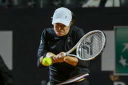 Copertina di Imbarazzo in campo a Roma: squilla un cellulare, ma è della Swiatek. “Scusate, spengo” – Il video