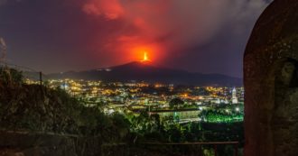 Copertina di Etna, attività esplosiva e sciame sismico. Scatta l’allerta rossa: “Alta probabilità di eruzione”