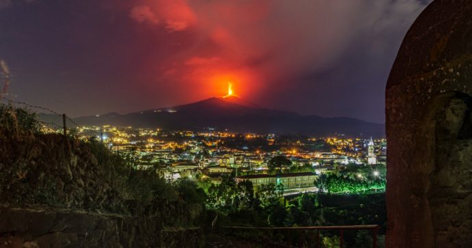 Etna, attività esplosiva e sciame sismico. Scatta l’allerta rossa: “Alta probabilità di eruzione”