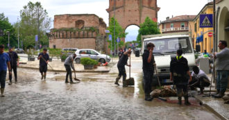 Copertina di Alluvione in Emilia-Romagna, a Forlì le persone spalano le strade dal fango – Video