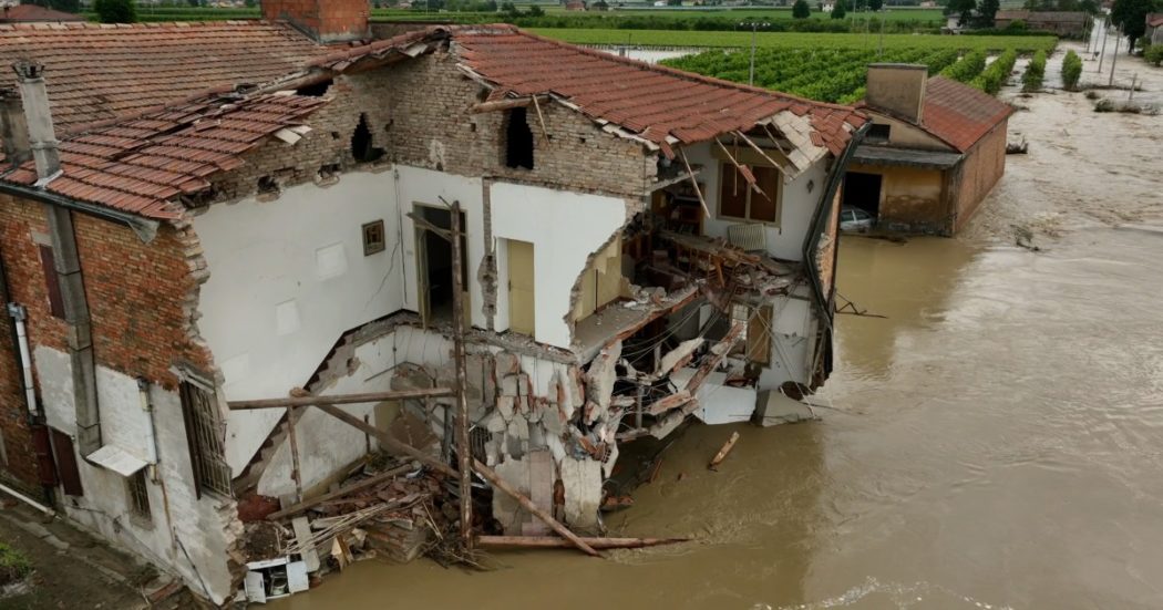 Alluvione Emilia-Romagna, cede l’argine del Santerno e la forza dell’acqua fa crollare una parte di una casa. Il video dal drone