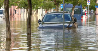 Copertina di Alluvione Emilia-Romagna, a Lugo le auto guadano le strade trasformate in fiumi – Video