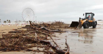Copertina di I danni sulla spiaggia di Rimini, il mare si è “mangiato” il litorale romagnolo – Video