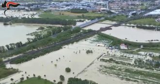 Copertina di Alluvione, Bonaccini: “Danni per miliardi, serve commissario”. Sott’acqua 5mila aziende agricole, il settore dell’ortofrutta in ginocchio