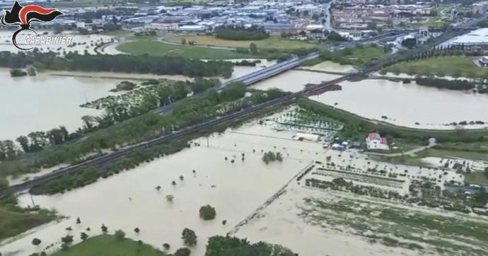 Alluvione, Bonaccini: “Danni per miliardi, serve commissario”. Sott’acqua 5mila aziende agricole, il settore dell’ortofrutta in ginocchio