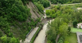 Copertina di Alluvione Emilia Romagna, grossa frana a Monterenzio nel Bolognese: colata di fango travolge case e auto. Nessun ferito