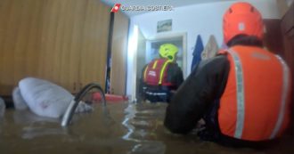 Copertina di Alluvione Emilia-Romagna, i sub della Guardia Costiera costretti a nuotare tra i mobili durante i sopralluoghi nelle abitazioni allagate