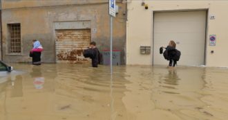Copertina di Lugo, la città è completamente inondata: famiglie lasciano le case e attraversano le strade sommerse