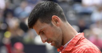 Copertina di Djokovic perde con Rune, polemica sul tetto del Foro Italico: “A Roma è tutto difficile”