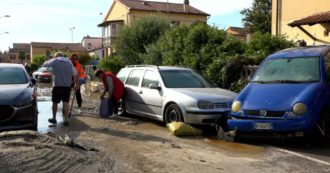 Copertina di Alluvione Emilia-Romagna, auto travolte e strade di fango: la devastazione a Sant’Agata sul Santerno dopo gli allagamenti – Video