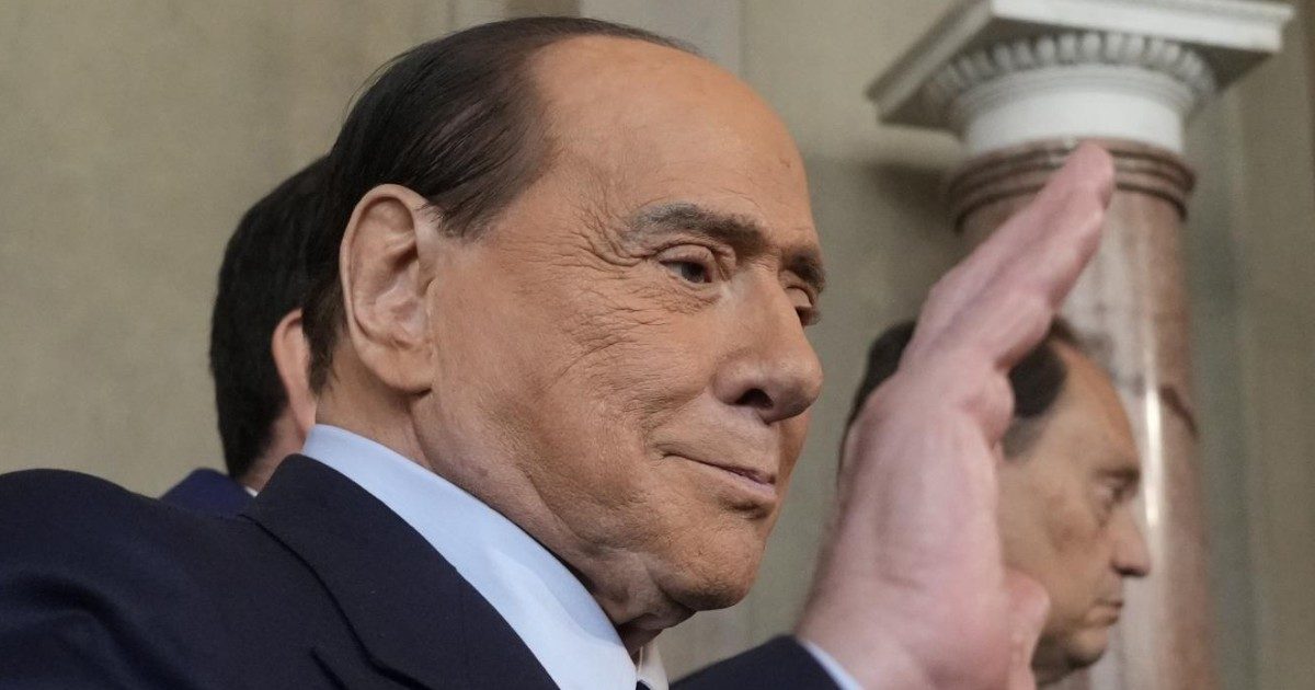 Morto Silvio Berlusconi, tutti spettatori: dietro alla strafottente sbruffoneria il legame popolare creato con la tv