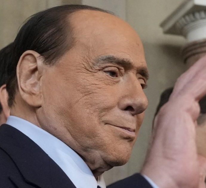 Morto Silvio Berlusconi, tutti spettatori: dietro alla strafottente sbruffoneria il legame popolare creato con la tv