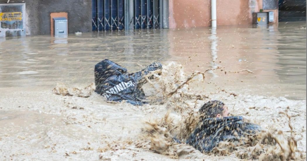 “Aiuto, l’acqua viene da sotto. Siamo bloccati sul terrazzo”: le drammatiche telefonate al 112 degli abitanti di Forlì