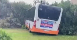 Copertina di Il conducente di un bus perde il controllo e sbanda a causa di un malore: tragedia sfiorata nel Cagliaritano
