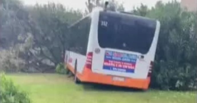 Il conducente di un bus perde il controllo e sbanda a causa di un malore: tragedia sfiorata nel Cagliaritano