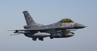 Copertina di Ucraina, la diretta – Usa: “Addestreremo i piloti ucraini dei jet F16”. Zelensky esulta. Mosca sanziona 500 cittadini americani, anche Obama