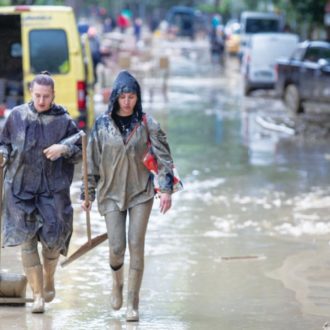 Copertina di L’alluvione e i fiumi “esplosi”, ecco le 2 indagini. Ipotesi disastro e omicidio colposi