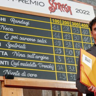 Copertina di Premio Strega, il prof. Simonetti: “Macché bellezza, conta più il conformismo”