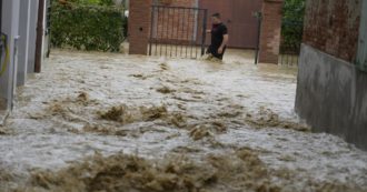 Copertina di “Ho messo i sacchi alle finestre, non me ne voglio andare da casa”: Giovanni, travolto dall’acqua mentre era al telefono