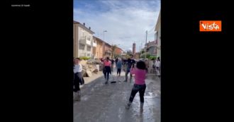 Copertina di A Cesena si spala il fango cantando “Romagna mia”: le immagini di forza dopo l’alluvione – Video