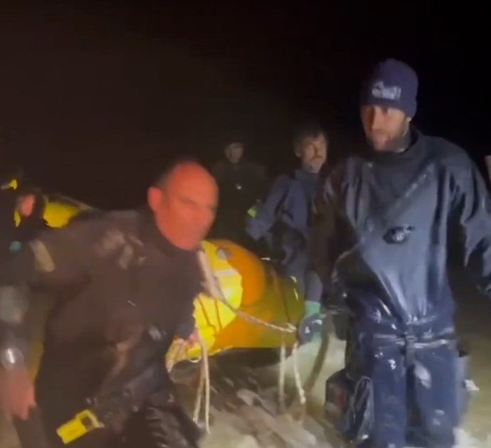 Alluvione Emilia-Romagna, la polizia soccorre due donne e due bambine nella notte: il video dell’operazione a Lugo