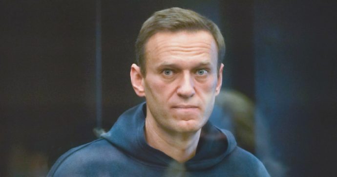 “Svegliati alle cinque del mattino per ascoltare musica filo-Putin”: il racconto di Navalny dal nuovo carcere