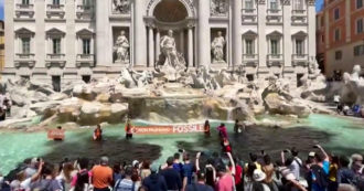 Copertina di Azione ambientalista con liquido nella Fontana di Trevi a Roma: “Il nostro Paese sta morendo”. Fischi e insulti dalle persone