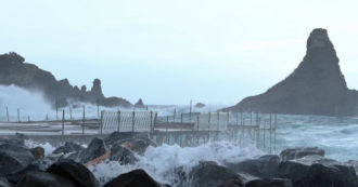 Copertina di Violenta mareggiata distrugge un lido ad Aci Trezza: è allerta rossa in Sicilia