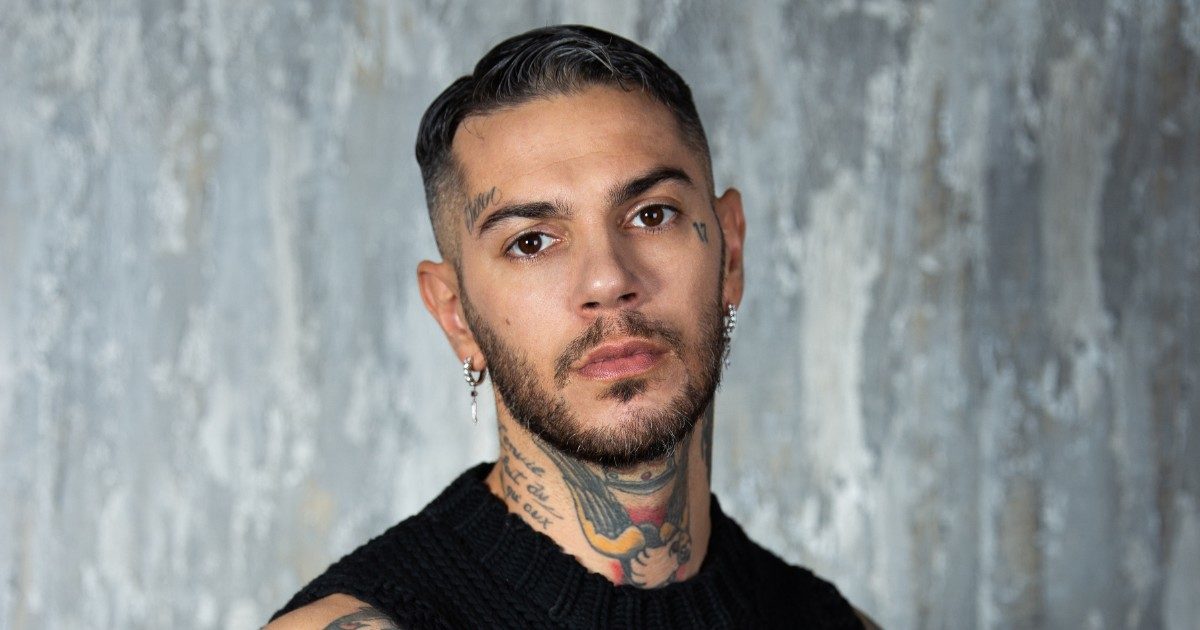 Emis Killa si mette a nudo: “Non sopporto le doppie facce, chi fa complimenti, ma appena ti volti ti dà del fallito” – L’intervista a FqMagazine