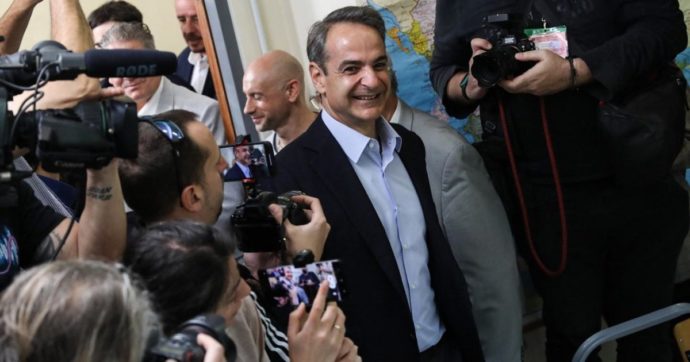Elezioni Grecia, i conservatori al 40%. Ma Mitsotakis rinuncerà al mandato per vincere in solitaria a giugno. Male la sinistra di Tsipras