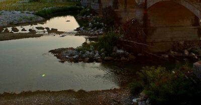 Copertina di Si arrampicano su un pendio per fare una foto ma la roccia frana: morta una 15enne, ferita un’altra