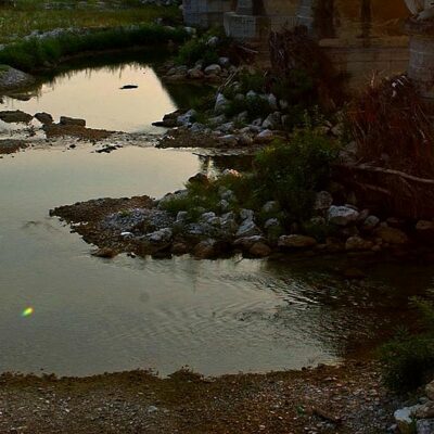 Copertina di Si arrampicano su un pendio per fare una foto ma la roccia frana: morta una 15enne, ferita un’altra