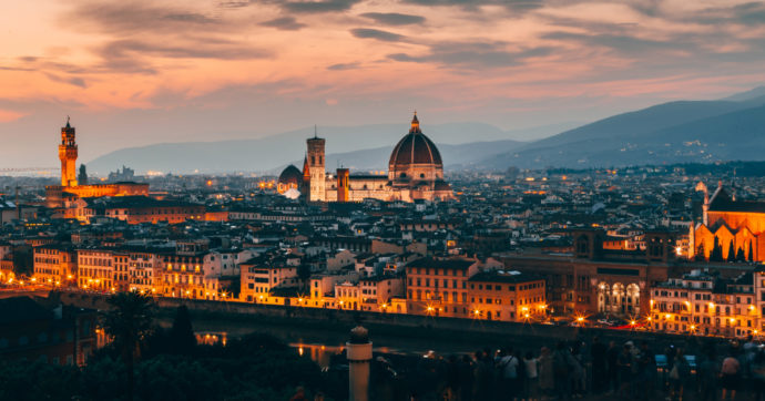 Firenze, dove tutto è concesso al turismo: il problema è limitare e organizzare gli arrivi