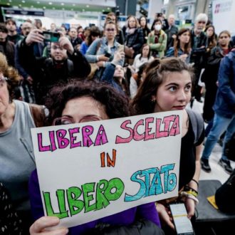 Copertina di Contestazione Salone del Libro, gli attivisti: “Roccella? Zero minacce. Reprimono il dissenso”