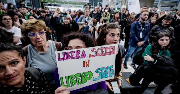 Contestazione Salone del Libro, gli attivisti: “Roccella? Zero minacce. Reprimono il dissenso”